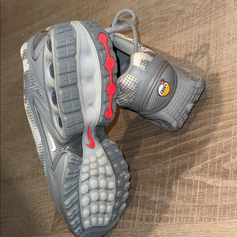 Nike Gray Sneakers New - Picture 6 of 8